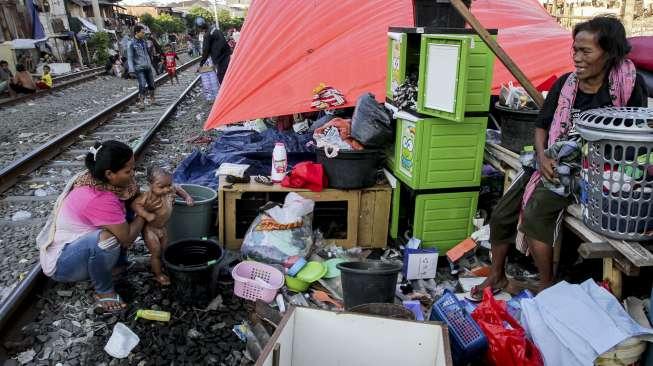 Aktivitas sebagian warga korban kebakaran yang masih bertahan di tenda-tenda pengungsian di kawasan Kampung Bandan, Jakarta, Senin (18/9/2017). [Suara.com/Kurniawan Mas'ud]