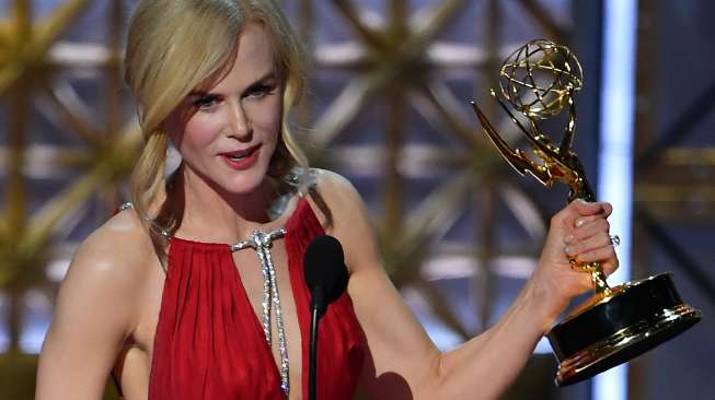 Aktris Nicole Kidman di Emmy Awards 2017, Los Angeles, AS, Minggu (17/9/2017). [AFP]