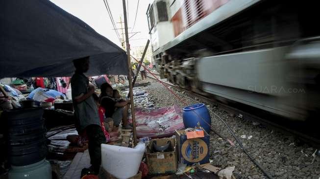 Sejumlah warga korban kebakaran yang bertahan di tenda-tenda pengungsian di kawasan Kampung Bandan, Jakarta, Senin (18/9/2017). [Suara.com/Kurniawan Mas'ud]