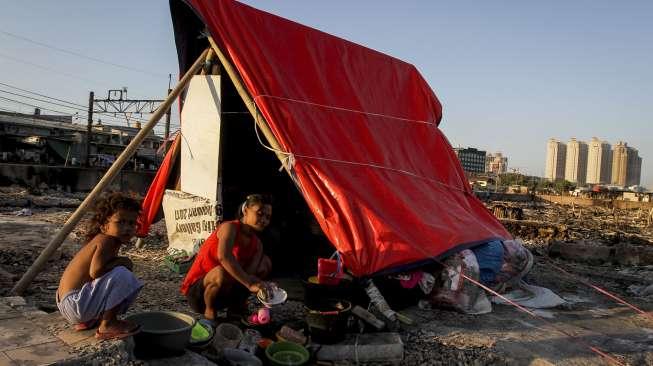 Aktivitas sebagian warga korban kebakaran yang bertahan di tenda-tenda pengungsian di kawasan Kampung Bandan, Jakarta, Senin (18/9/2017). [Suara.com/Kurniawan Mas'ud]