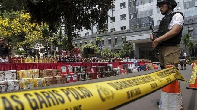 Penjagaan barang bukti pengungkapan penyelundupan 53 ribu botol minuman keras impor oleh Ditjen Bea dan Cukai bersama Kementerian Perdagangan dan Polda Metro Jaya di Jakarta, Senin (18/9/2017). [Suara.com/Kurniawan Mas'ud]