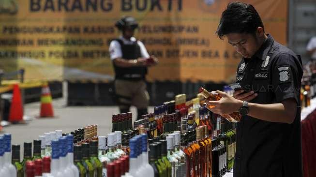 Barang bukti pengungkapan penyelundupan 53 ribu botol minuman keras impor oleh Ditjen Bea dan Cukai bersama Kementerian Perdagangan dan Polda Metro Jaya saat dilaporkan di Jakarta, Senin (18/9/2017). [Suara.com/Kurniawan Mas'ud]