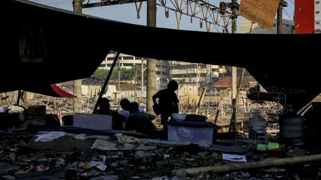 Aktivitas sejumlah warga korban kebakaran yang bertahan di tenda-tenda pengungsian di kawasan Kampung Bandan, Jakarta, Senin (18/9/2017). [Suara.com/Kurniawan Mas'ud]