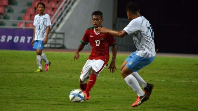 Pemain timnas U-16 Hamsa Lestaluhu mencoba melewati pemain lawan (dok. PSSI).