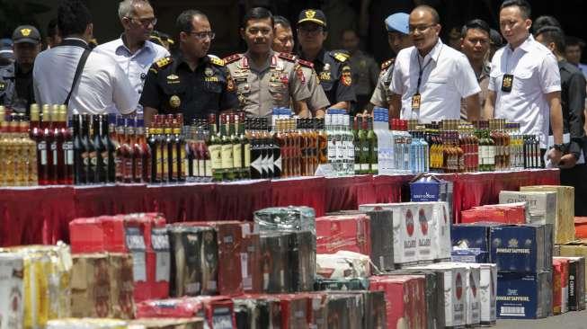 Ditjen Bea dan Cukai bersama Kementerian Perdagangan dan Polda Metro Jaya merilis hasil pengungkapan penyelundupan 53 ribu botol minuman keras impor di Jakarta, Senin (18/9/2017). [Suara.com/Kurniawan Mas'ud]