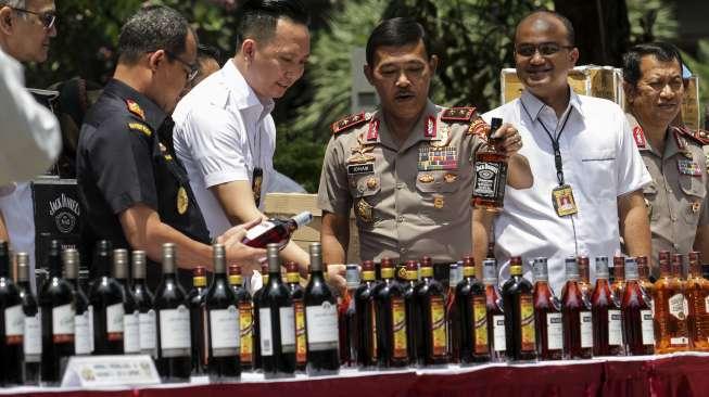 Ditjen Bea dan Cukai bekerja sama dengan Kementerian Perdagangan dan Polda Metro Jaya merilis hasil pengungkapan penyelundupan 53 ribu botol minuman keras impor di Jakarta, Senin (18/9/2017). [Suara.com/Kurniawan Mas'ud]