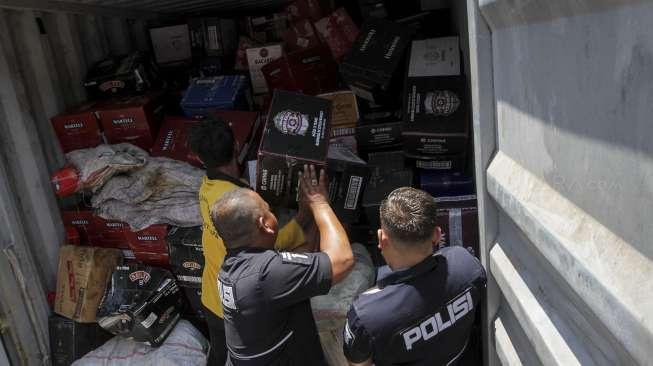 Barang bukti pengungkapan penyelundupan 53 ribu botol minuman keras impor oleh Ditjen Bea dan Cukai bersama Kementerian Perdagangan dan Polda Metro Jaya saat dirilis di Jakarta, Senin (18/9/2017). [Suara.com/Kurniawan Mas'ud]