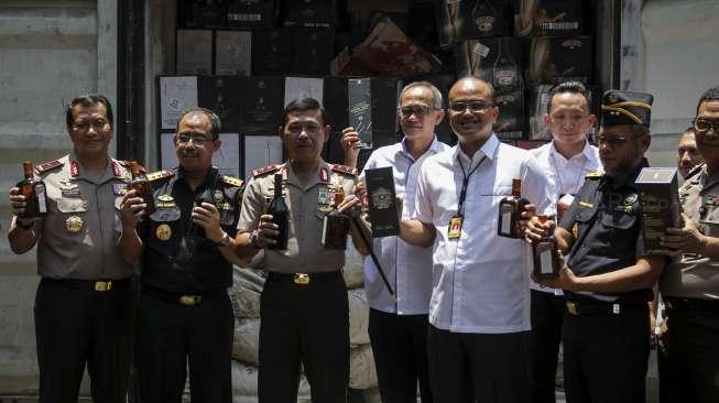 Ditjen Bea dan Cukai bekerja sama dengan Kementerian Perdagangan dan Polda Metro Jaya saat merilis hasil pengungkapan penyelundupan 53 ribu botol minuman keras impor di Jakarta, Senin (18/9/2017). [Suara.com/Kurniawan Mas'ud]