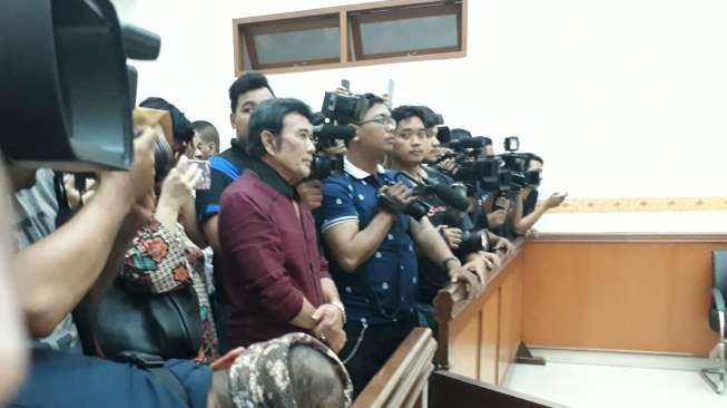 Hadiri Sidang Vonis Ridho, Rhoma Irama Tegang