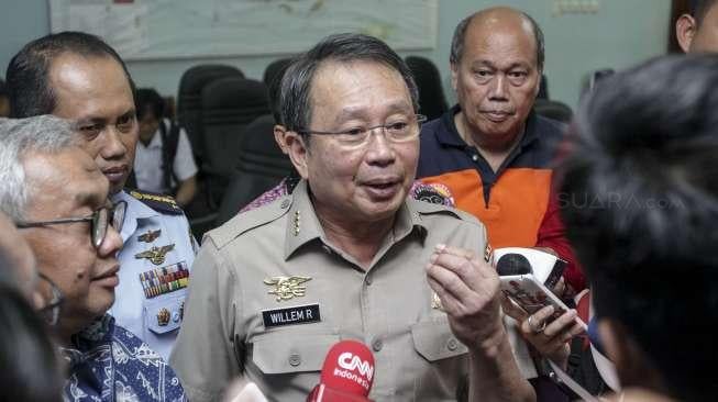 Keterangan pers terkait pengiriman bantuan kemanusiaan untuk Rohingya di Lanud Halim Perdanakusuma, Jakarta, Selasa (19/9).