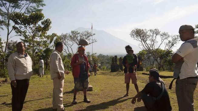 Asap mulai mengepul dari kawah Gunung Agung dari Pos Pemantauan Desa Rendang, Karangasem, Bali, Selasa (19/9).