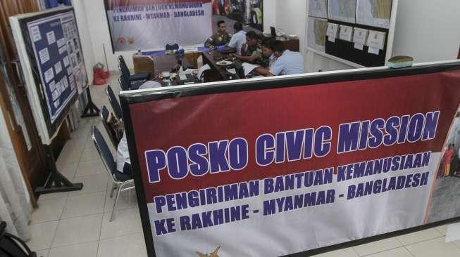 Keterangan pers terkait pengiriman bantuan kemanusiaan untuk Rohingya di Lanud Halim Perdanakusuma, Jakarta, Selasa (19/9).