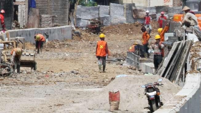 Pekerja menyelesaikan proyek normalisasi kali Ciliwung di kawasan Bukit Duri, Jakarta, Selasa (19/9).