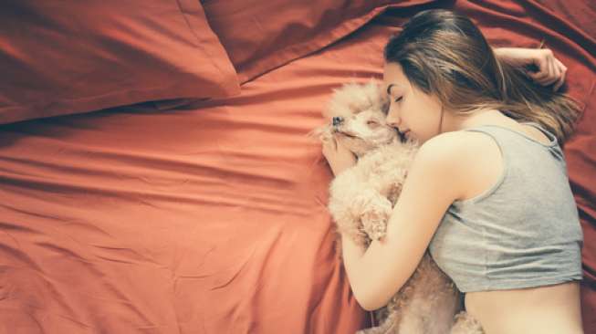 Ilustrasi tidur dengan hewan peliharaan (Shutterstock)