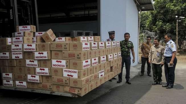 Keterangan pers terkait pengiriman bantuan kemanusiaan untuk Rohingya di Lanud Halim Perdanakusuma, Jakarta, Selasa (19/9).