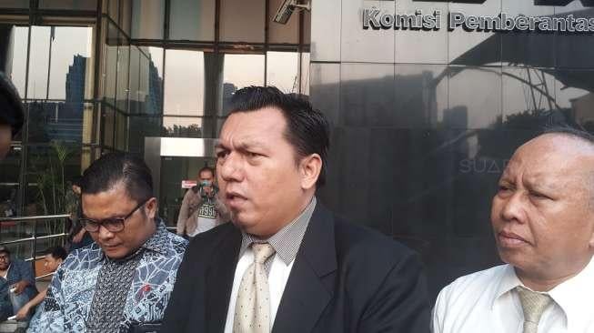 Koordinator TAPAK Ade Irfan Pulungan di gedung KPK, Jakarta. [Suara.com/Nikolaus Tolen]