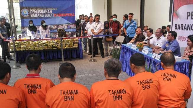 Badan Narkotika Nasional (BNN) bersama Direktorat IV Tindak Pidana Narkoba Bareskrim Polri menghadirkan para tersangka dan barang bukti narkotika golongan I jenis sabu di Jakarta, Rabu (20/9/2017). [Suara.com/Kurniawan Mas'ud]