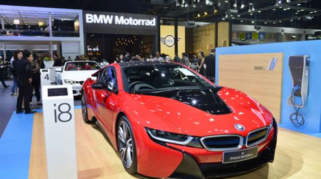 BMW i8 Sukses Isi Ulang Baterai di SPLU Gambir