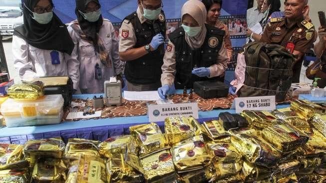 Pihak Badan Narkotika Nasional (BNN) bersama Direktorat IV Tindak Pidana Narkoba Bareskrim Polri merilis sejumlah barang bukti narkotika golongan I jenis sabu di Jakarta, Rabu (20/9/2017). [Suara.com/Kurniawan Mas'ud]