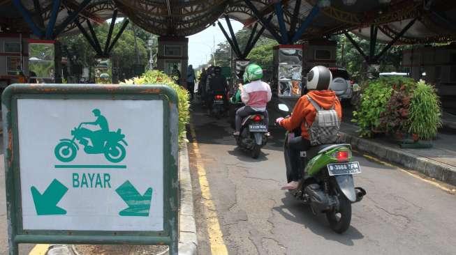 Sejumlah pengunjung tampak memasuki kawasan wisata Taman Impian Jaya Ancol di Jakarta, Selasa (20/9/2017). [Suara.com/Oke Atmaja]