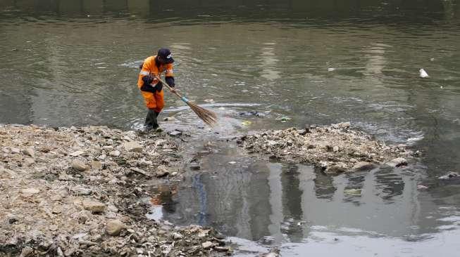 Anies Pasang Jaring di Sungai Agar Sampah Tidak ke Teluk Jakarta