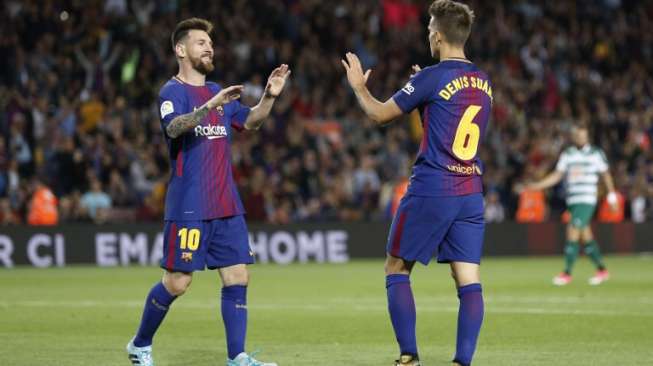 Gelandang muda Barcelona, Denis Suarez (kanan), merayakan golnya ke gawang Eibar bersama Lionel Messi pada laga lanjutan La Liga Spanyol yang berakhir 6-1 untuk Barcelona di Camp Nou, Selasa (19/9/2017). [AFP/Pau Barrena]