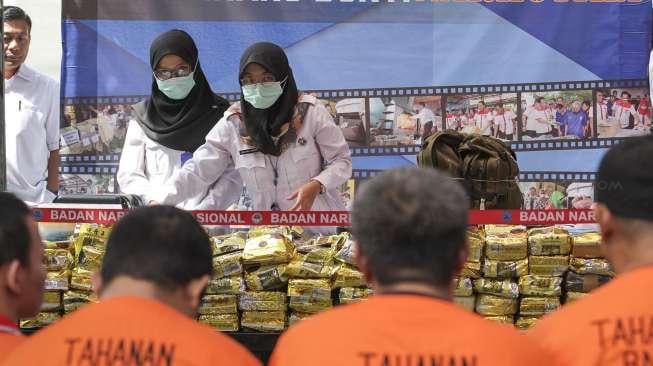 Badan Narkotika Nasional (BNN) bersama Direktorat IV Tindak Pidana Narkoba Bareskrim Polri menghadirkan tersangka dan barang bukti narkotika golongan I jenis sabu di Jakarta, Rabu (20/9/2017). [Suara.com/Kurniawan Mas'ud]