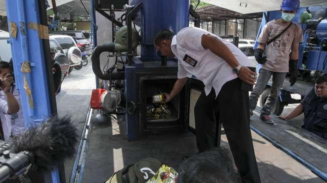 Badan Narkotika Nasional (BNN) bersama Direktorat IV Tindak Pidana Narkoba Bareskrim Polri melakukan pemusnahan barang bukti narkotika golongan I jenis sabu di Jakarta, Rabu (20/9/2017). [Suara.com/Kurniawan Mas'ud]