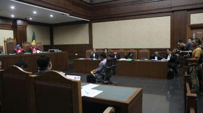 Sidang kasus suap auditor BPK terkait pemberian opini WTP laporan keuangan Kemendes PDTT 2016 dengan terdakwa Sugito dan Jarot Budi Prabowo, di Pengadilan Tipikor, Jakarta, Rabu (20/9/2017). [Suara.com/Oke Atmaja]