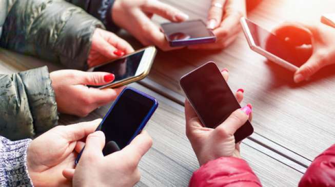 Sejumlah orang sedang menggunakan telepon seluler pintar. [Shutterstock]