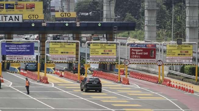 Gerbang tol di pintu tol Cililitan, Jakarta, Kamis (21/9).