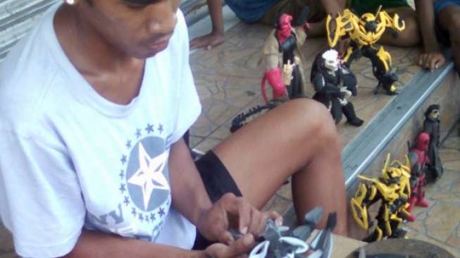 Kreatif! Lelaki Ini Bikin "Action Figure" dari Sandal Jepit