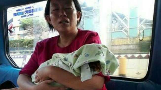 Tak Bisa Sewa Ambulans, Devi Nangis Pangku Jenazah Bayi di Angkot