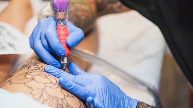 Ilustrasi proses pembuatan tato. [Shutterstock]
