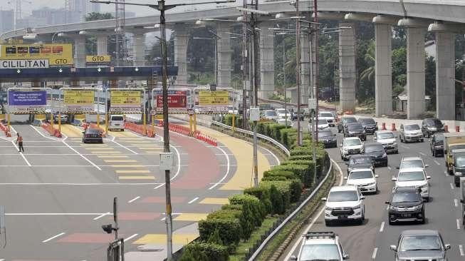 Gerbang tol di pintu tol Cililitan, Jakarta, Kamis (21/9).