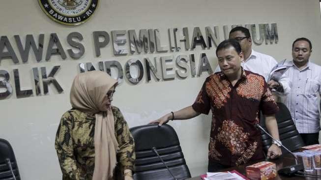 Ketua Badan Pengawas Pemilu (BAWASLU) RI Abhan didampingi anggota memberikan keterangan pers terkait tindak lanjut hasil pengawasan penyelenggaraan Pilkada di Jakarta, Kamis (21/9).