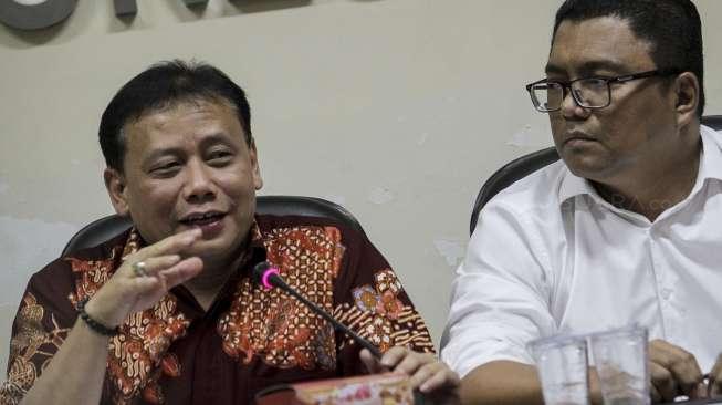 Ketua Badan Pengawas Pemilu (BAWASLU) RI Abhan didampingi anggota memberikan keterangan pers terkait tindak lanjut hasil pengawasan penyelenggaraan Pilkada di Jakarta, Kamis (21/9).