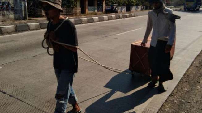 Dua Orang Ini Jalan Kaki Jakarta ke Jateng Sambil Seret Peti Mati