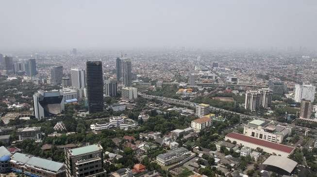 Deretan gedung-gedung bertingkat di Jakarta, Jumat (22/9).