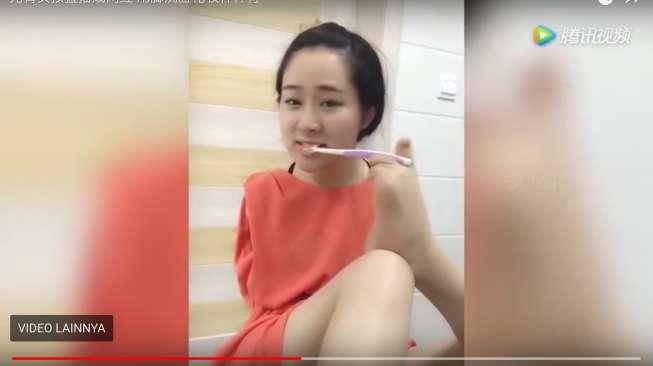 Keren! Perempuan Ini Bisa Apa Saja Hanya Pakai Kaki