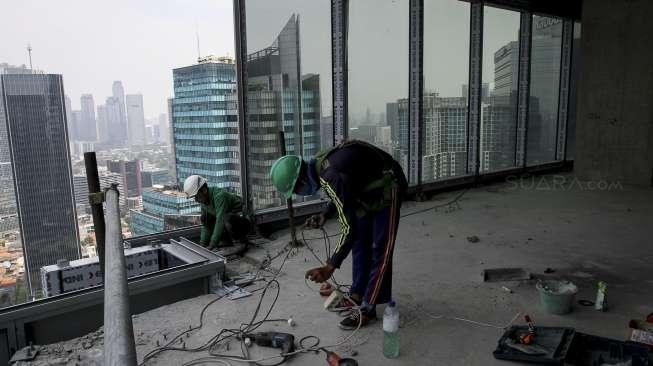 Deretan gedung-gedung bertingkat di Jakarta, Jumat (22/9).