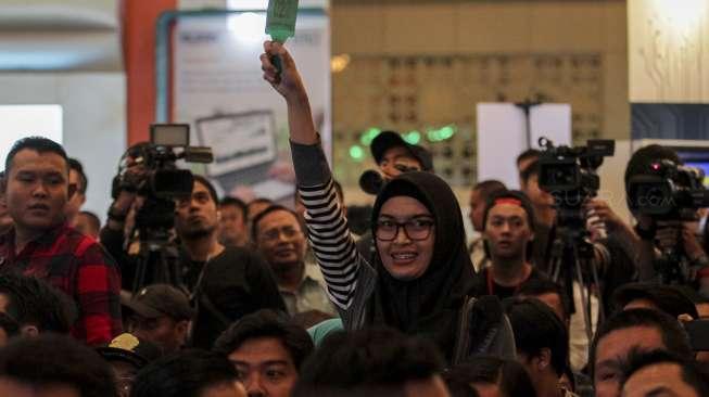 Ratusan warga mengikuti lelang barang rampasan Komisi Pemberantasan Korupsi (KPK) di JCC Senayan, Jakarta, Jumat (22/9).