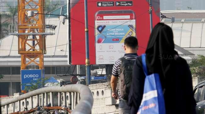 Papan reklame di Jalan Rasuna Said, Kuningan, Jakarta, Jumat (22/9).