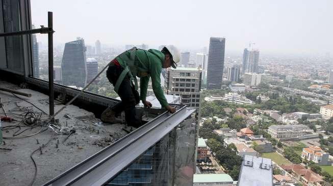 Deretan gedung-gedung bertingkat di Jakarta, Jumat (22/9).