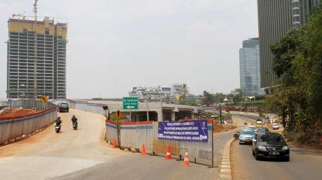 Sejumlah kendaraan melintas di Jalan Pangeran Antasari, Jakarta, (23/9).