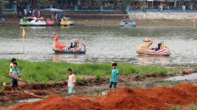 Karena terjadi pendangkalan untuk menghadapi musim hujan.