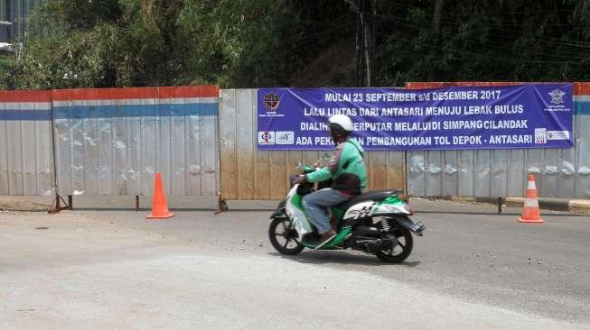 Sejumlah kendaraan melintas di Jalan Pangeran Antasari, Jakarta, (23/9).