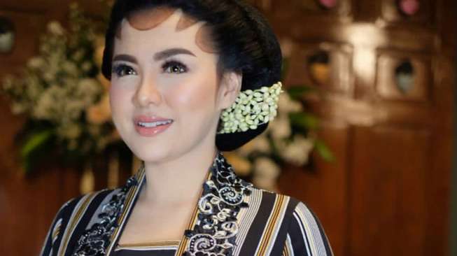 Begini Penampakan Vicky Shu Saat Dirias Paes Pengantin