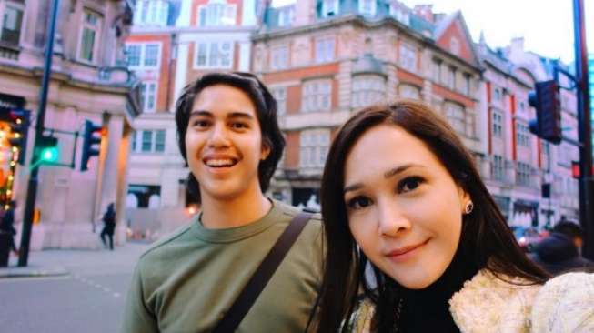 Maia-Luna Maya Kompak, Irwan Murssy Mejeng bareng Roger Federer