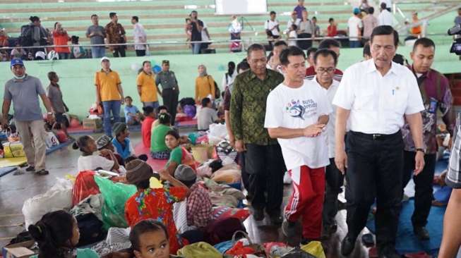 Luhut Tinjau Pengungsi Erupsi Gunung Agung